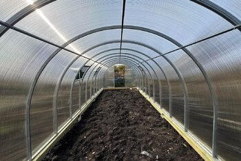 Уход за теплицей из поликарбоната: лето и зима